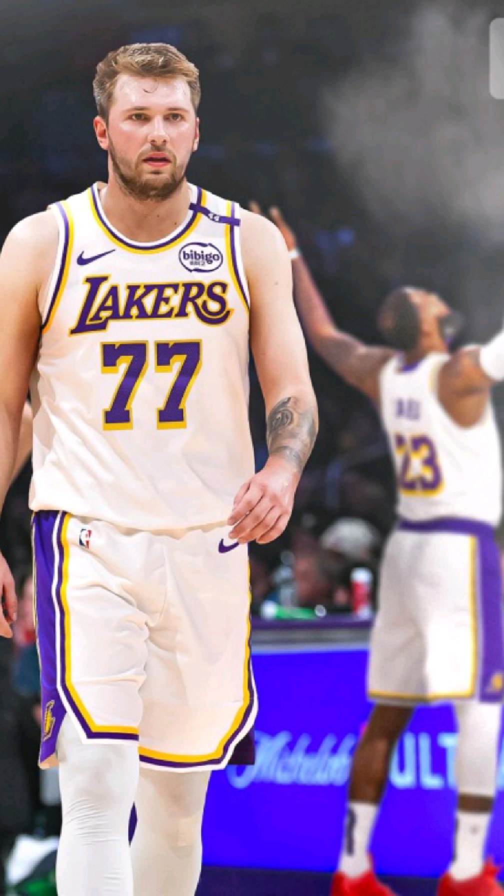 东契奇回归赛场，惊险取胜首场状态亮眼，湖人观众沸腾！的简单介绍