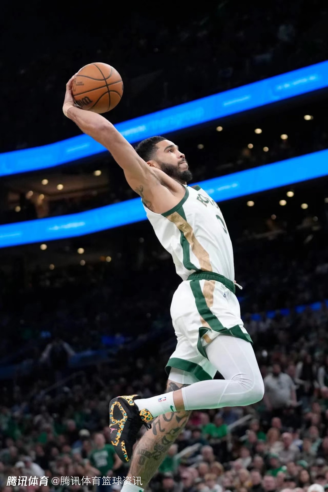 关于塔图姆连续十场比赛得分超过高光表现，勇士挑战极限！的信息